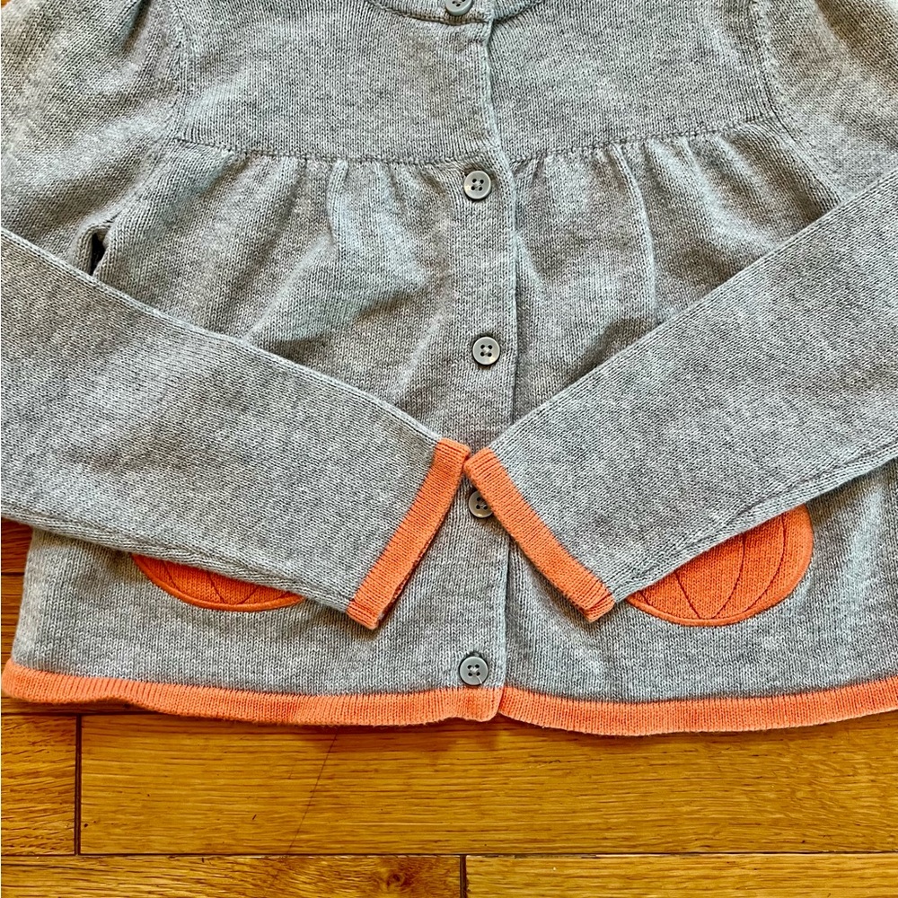 🎃5T Darling Gymboree button up sweater with little pumpkin “pockets”. - Picture 2 of 6